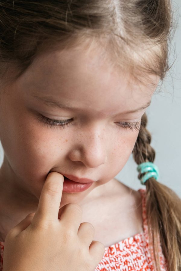 Petite fille qui se ronge les ongles