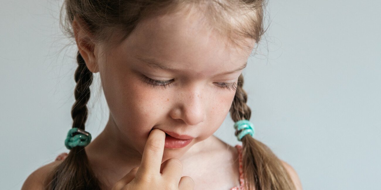 Petite fille qui se ronge les ongles